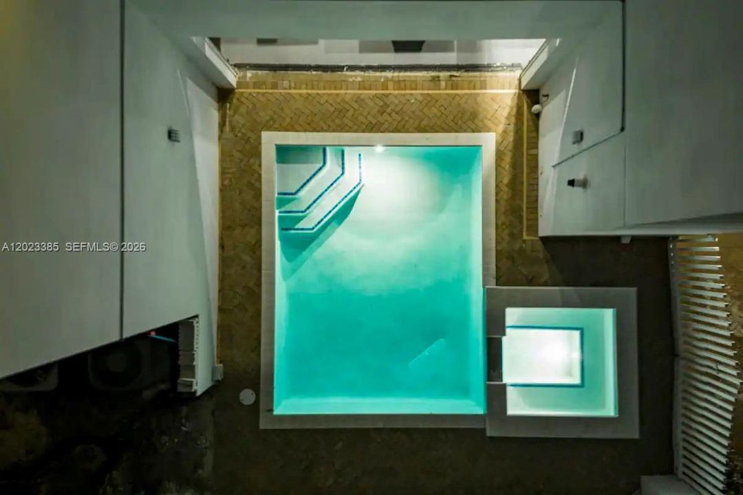 В аренду: $13,495 (7 спален, 5 ванн, 4500 Квадратных фут)