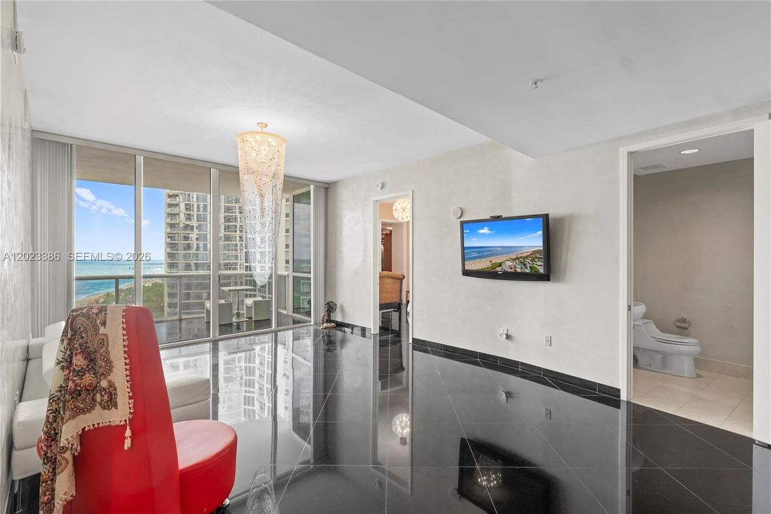 For Sale: $1,565,000 (2 beds, 2 baths, 1389 Square Feet)