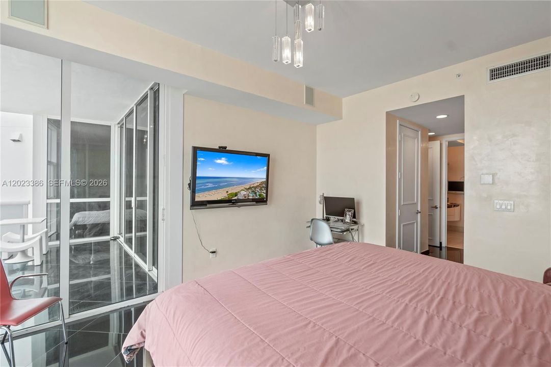 For Sale: $1,565,000 (2 beds, 2 baths, 1389 Square Feet)
