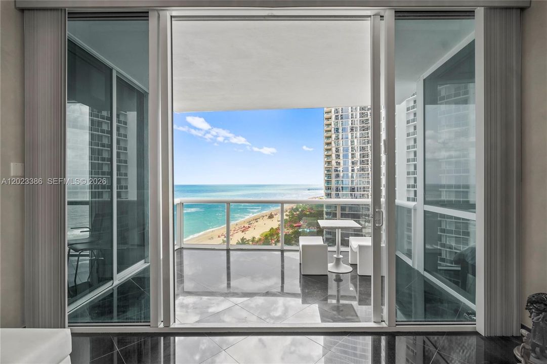 For Sale: $1,565,000 (2 beds, 2 baths, 1389 Square Feet)