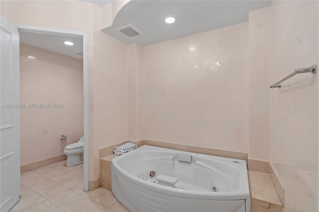 For Sale: $1,565,000 (2 beds, 2 baths, 1389 Square Feet)