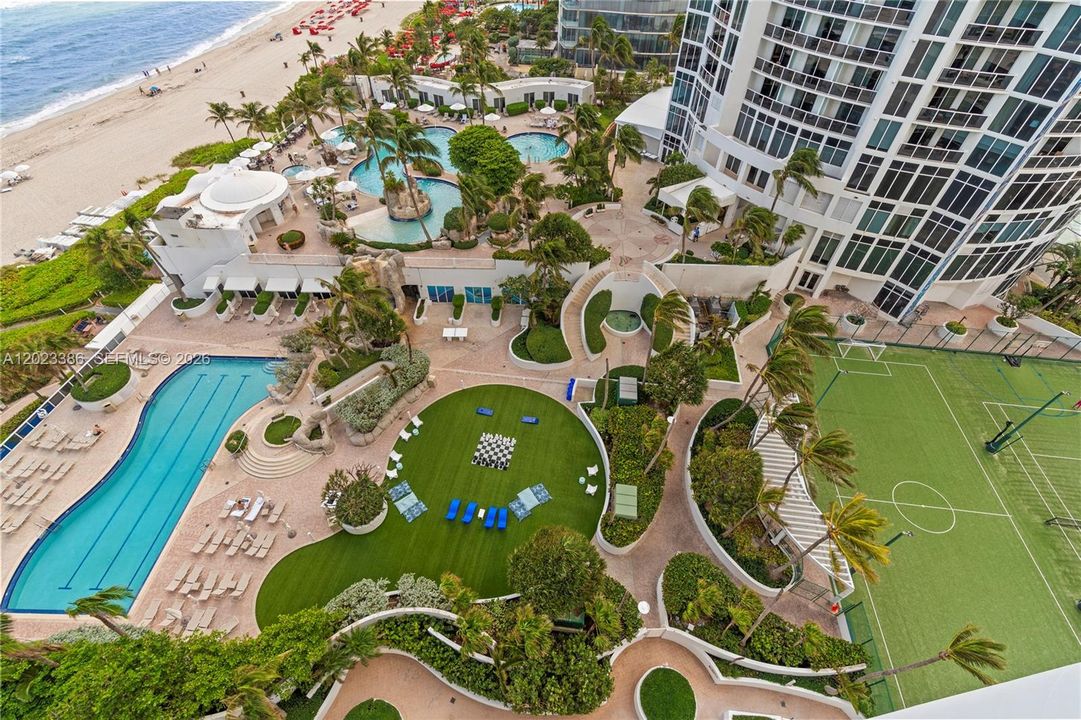 For Sale: $1,565,000 (2 beds, 2 baths, 1389 Square Feet)