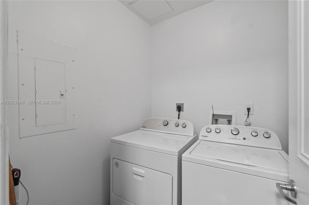 For Sale: $1,565,000 (2 beds, 2 baths, 1389 Square Feet)