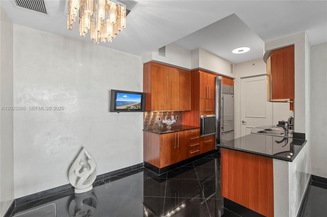 For Sale: $1,565,000 (2 beds, 2 baths, 1389 Square Feet)