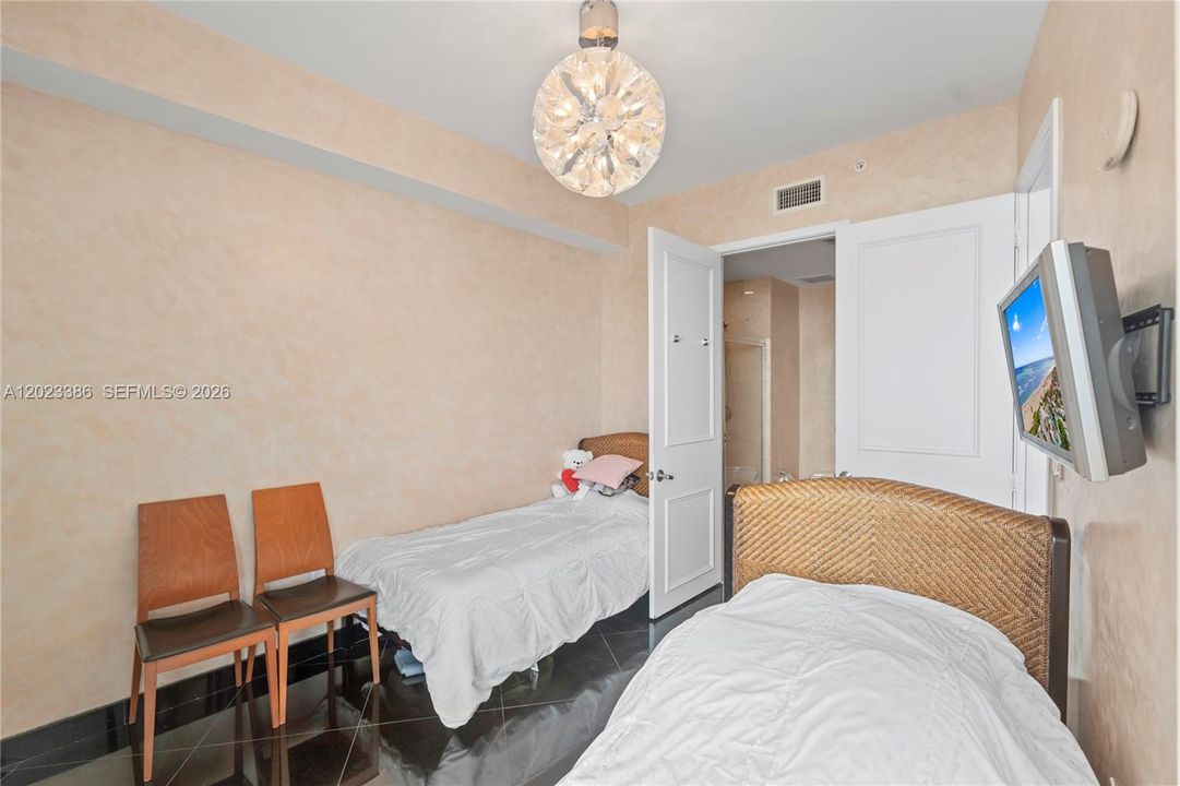 For Sale: $1,565,000 (2 beds, 2 baths, 1389 Square Feet)