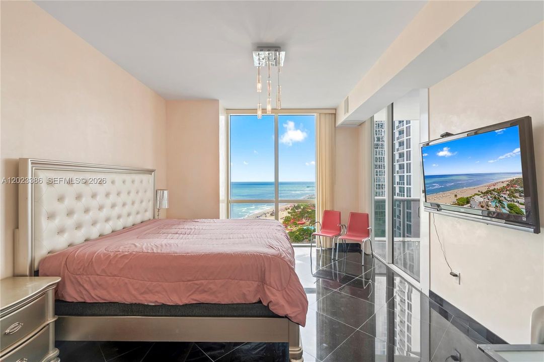 For Sale: $1,565,000 (2 beds, 2 baths, 1389 Square Feet)