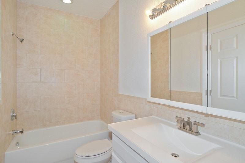 13_4935LamePantherLane_9_2ndBathroom_Fle