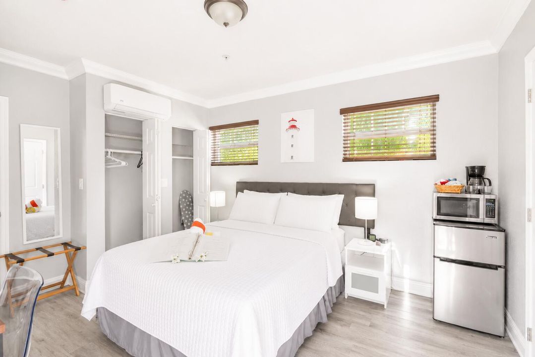 2625 8 bed and refrigerator AI
