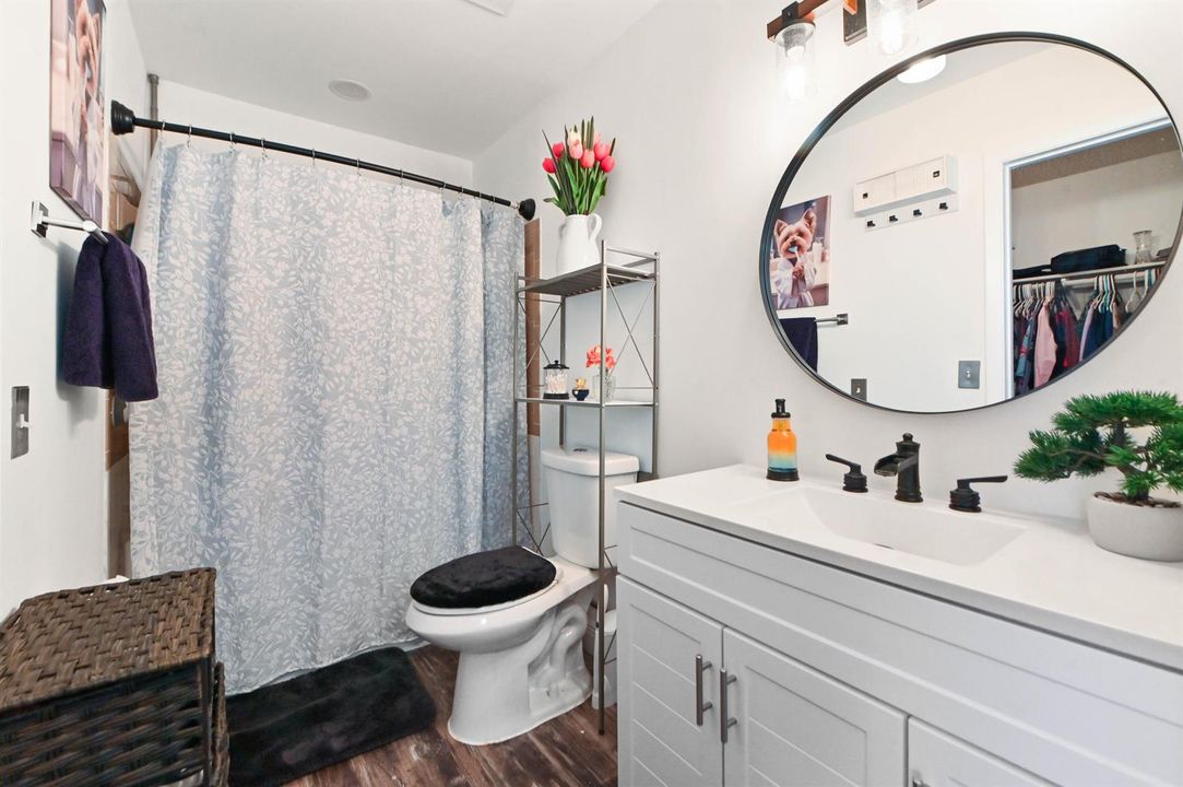 17 Bathroom 01