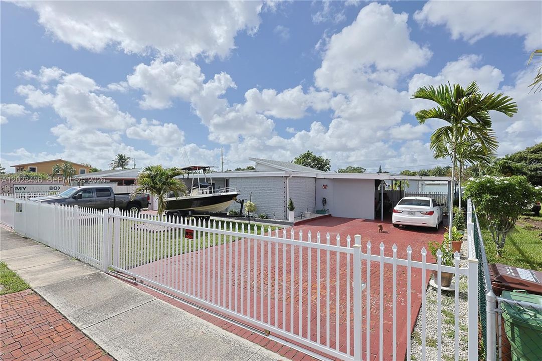 Active With Contract: $699,000 (2 beds, 3 baths, 1645 Square Feet)