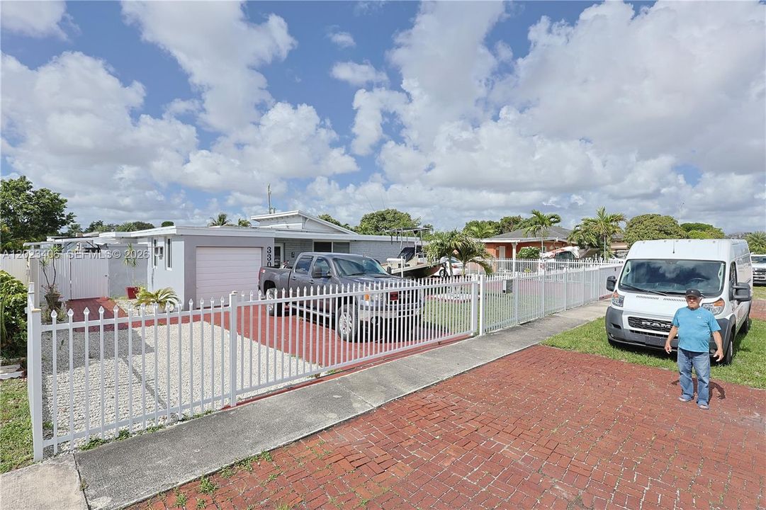 Active With Contract: $699,000 (2 beds, 3 baths, 1645 Square Feet)