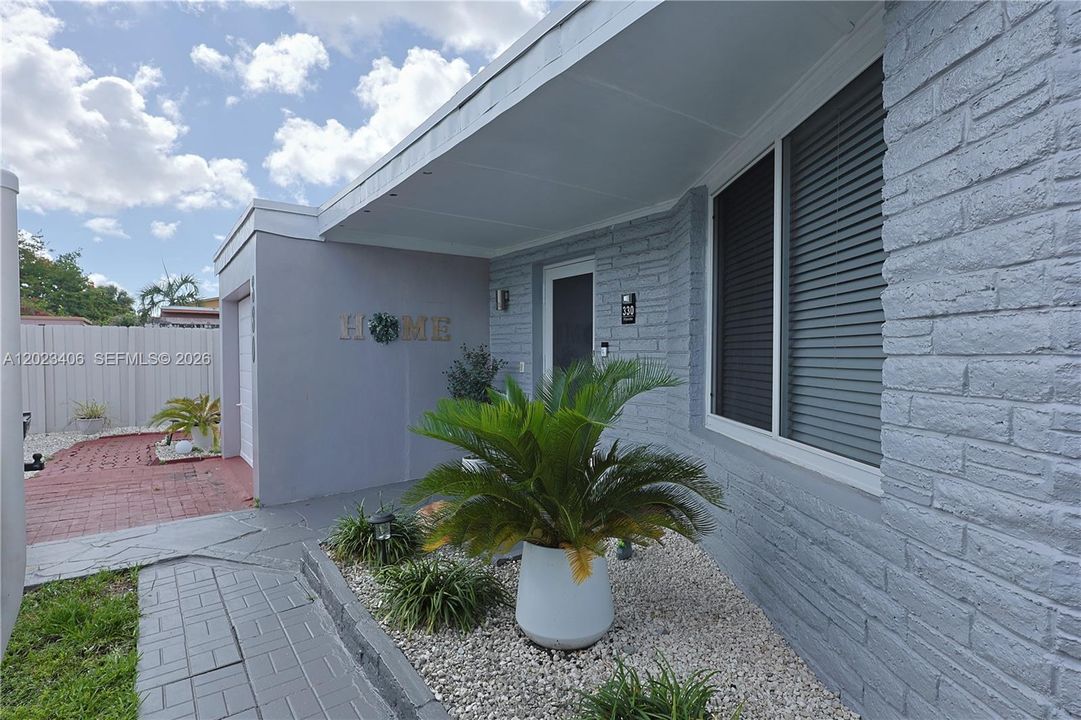 Active With Contract: $699,000 (2 beds, 3 baths, 1645 Square Feet)