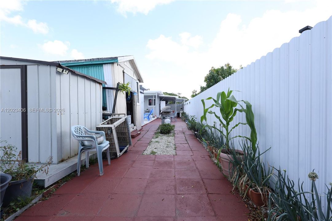 Active With Contract: $699,000 (2 beds, 3 baths, 1645 Square Feet)