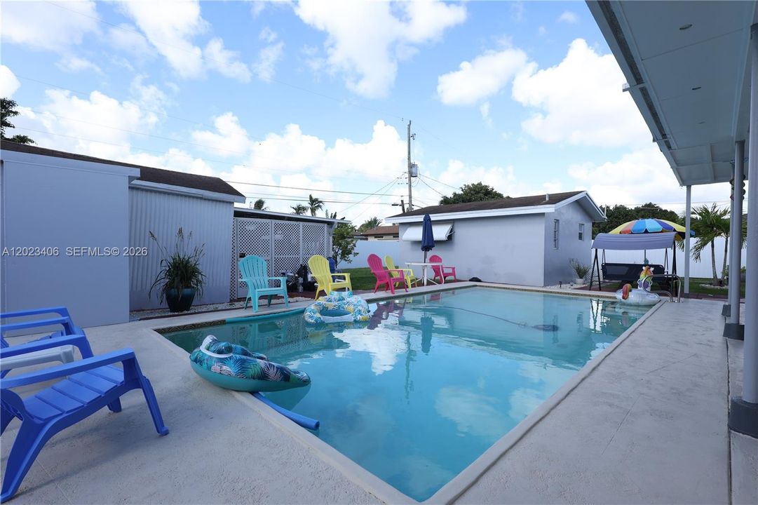 Active With Contract: $699,000 (2 beds, 3 baths, 1645 Square Feet)