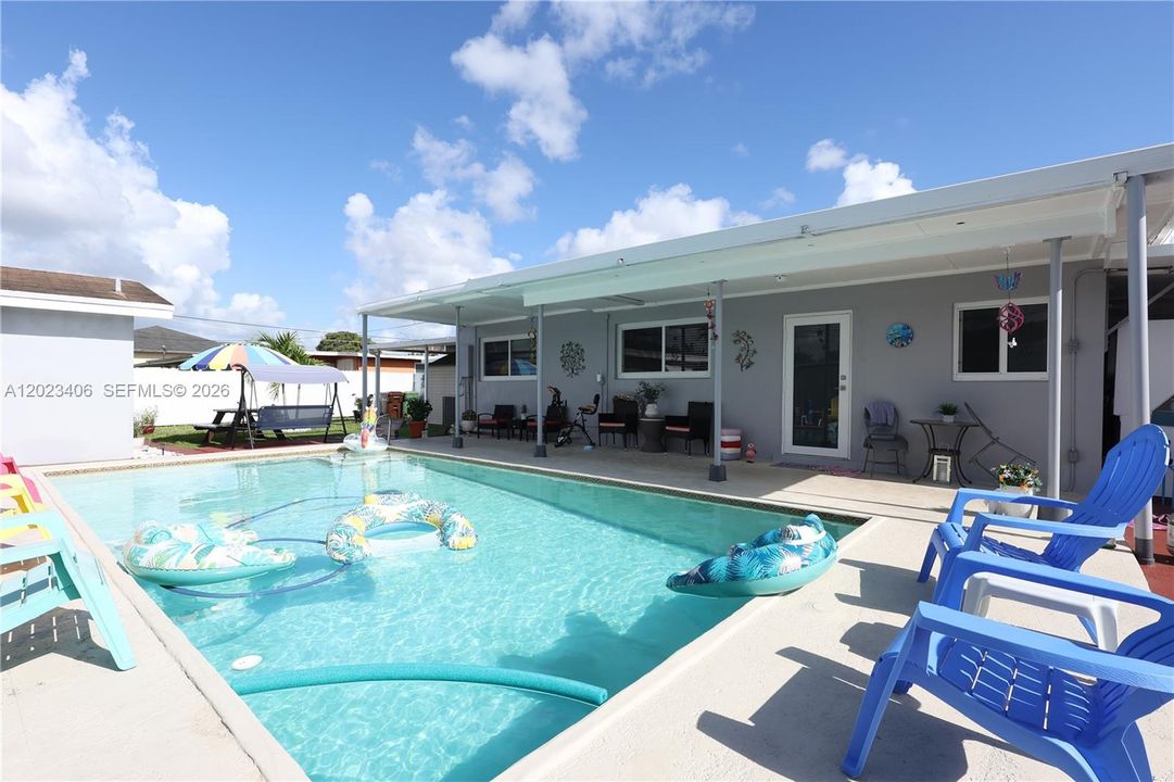 Active With Contract: $699,000 (2 beds, 3 baths, 1645 Square Feet)