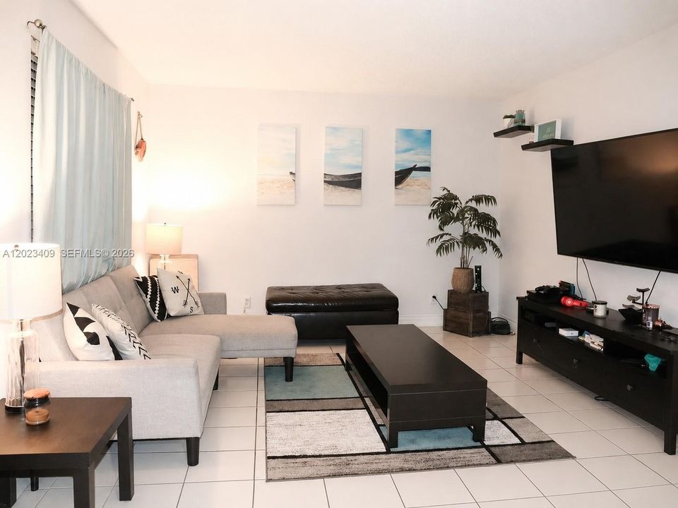 В аренду: $1,900 (2 спален, 2 ванн, 933 Квадратных фут)