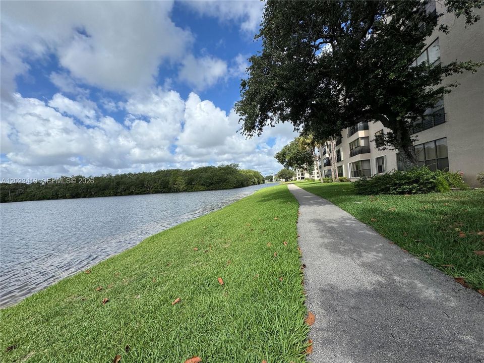 For Sale: $224,999 (2 beds, 2 baths, 1300 Square Feet)