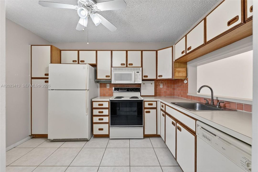For Sale: $224,999 (2 beds, 2 baths, 1300 Square Feet)