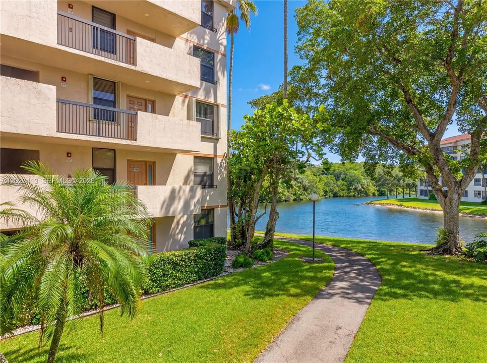 For Sale: $224,999 (2 beds, 2 baths, 1300 Square Feet)