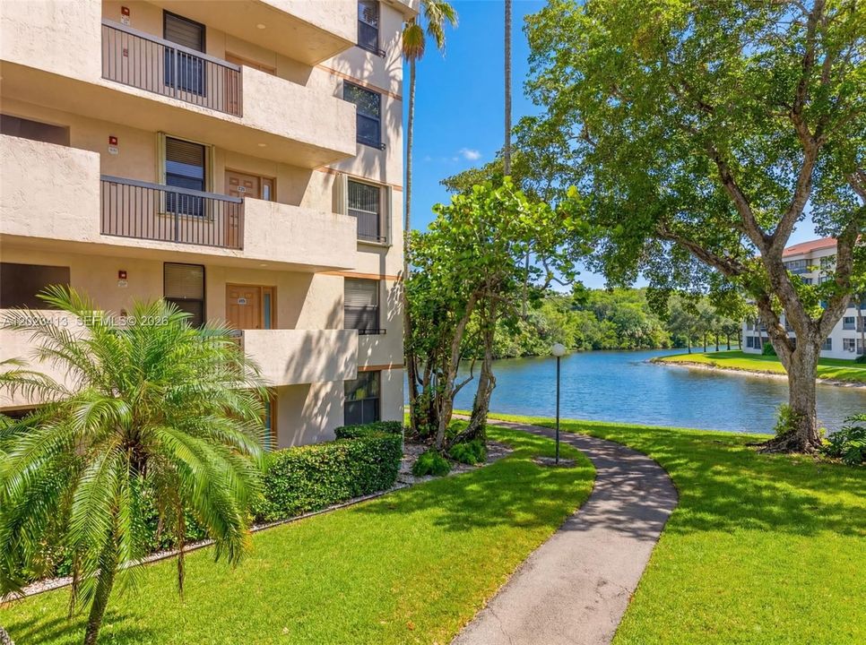 For Sale: $224,999 (2 beds, 2 baths, 1300 Square Feet)