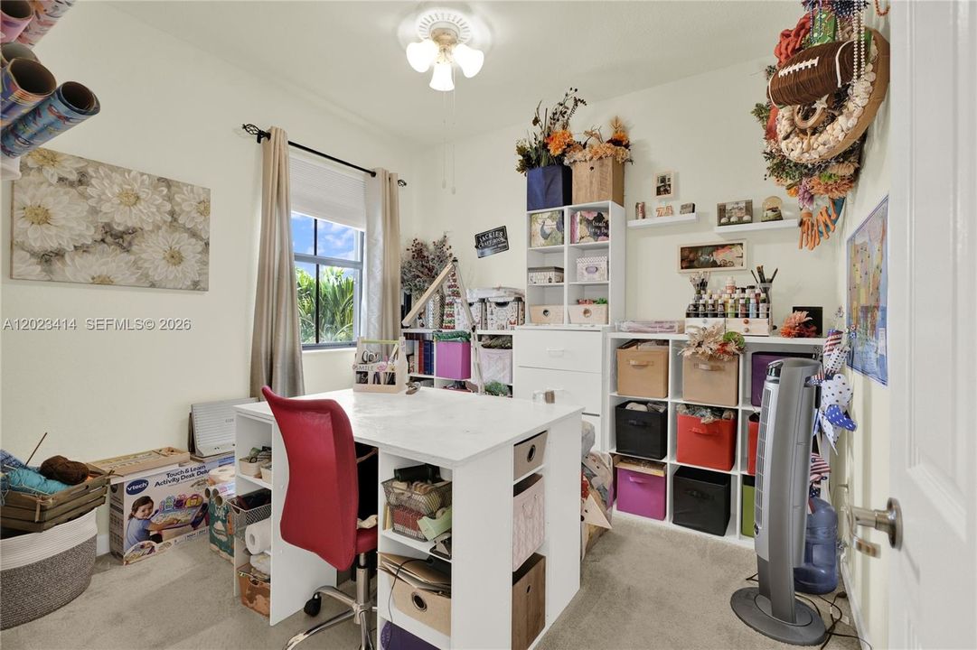 Third bedroom used as a craft room