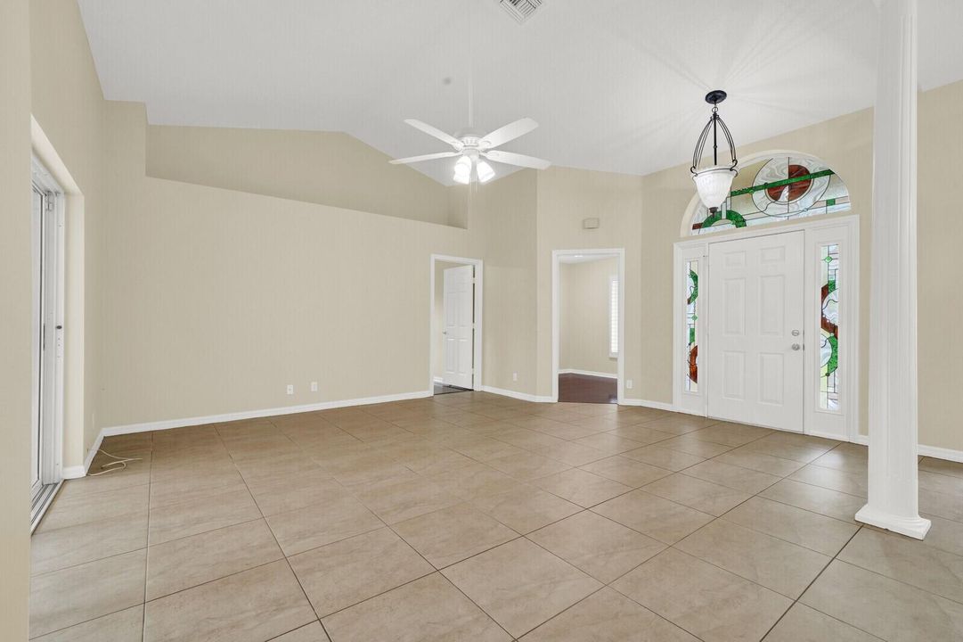 Entry/Living Room