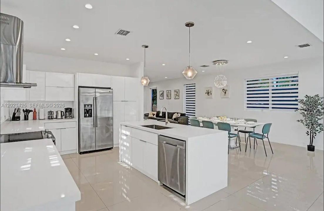 В аренду: $11,995 (4 спален, 3 ванн, 2255 Квадратных фут)