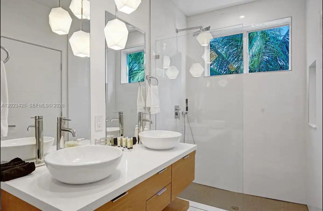 В аренду: $11,995 (4 спален, 3 ванн, 2255 Квадратных фут)