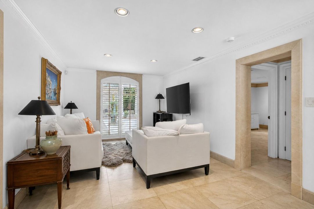 Guest Den Living.2jpg