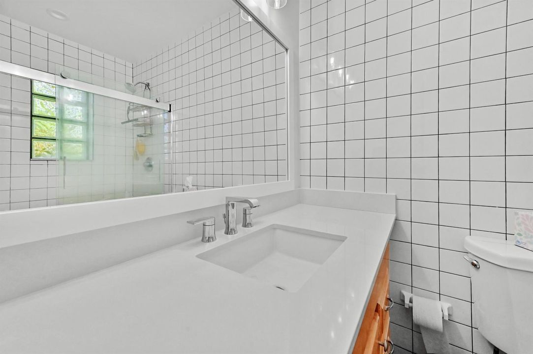 23 Bathroom 02