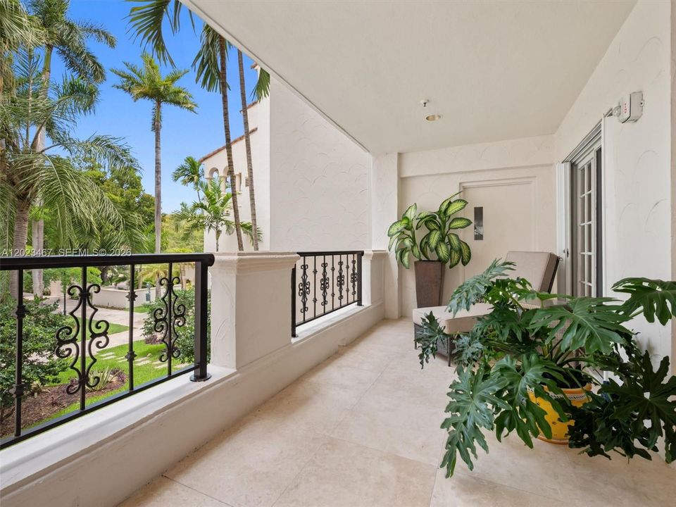 For Sale: $3,790,000 (2 beds, 2 baths, 1912 Square Feet)