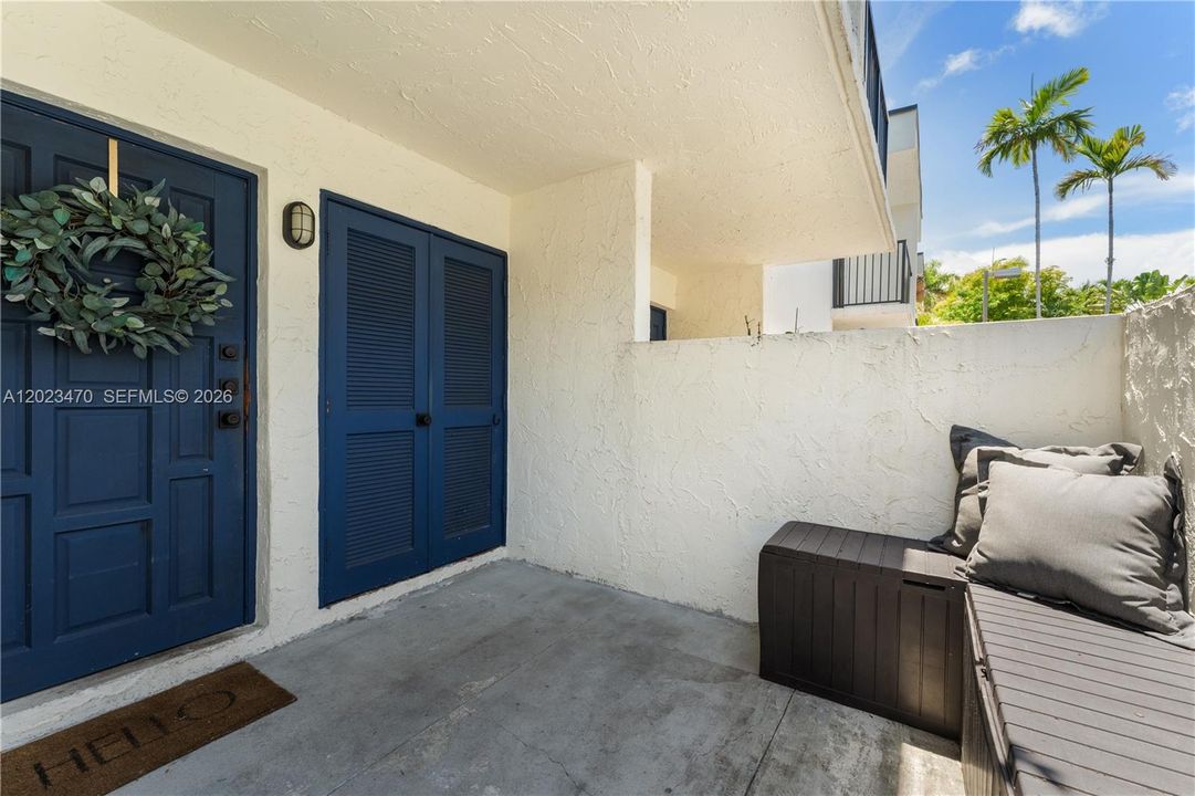 For Sale: $699,000 (2 beds, 2 baths, 876 Square Feet)