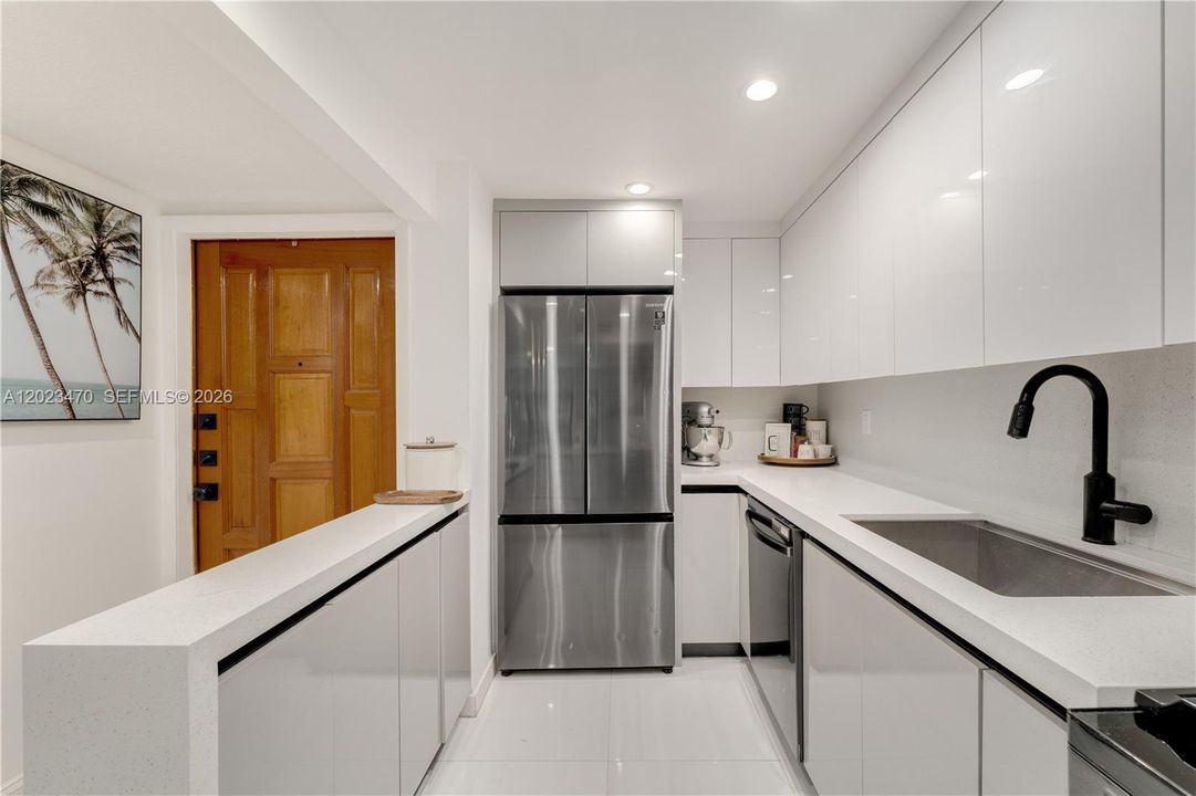 For Sale: $699,000 (2 beds, 2 baths, 876 Square Feet)