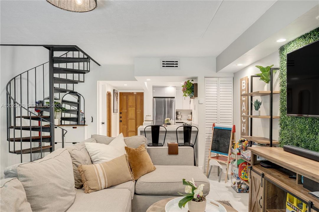 For Sale: $699,000 (2 beds, 2 baths, 876 Square Feet)
