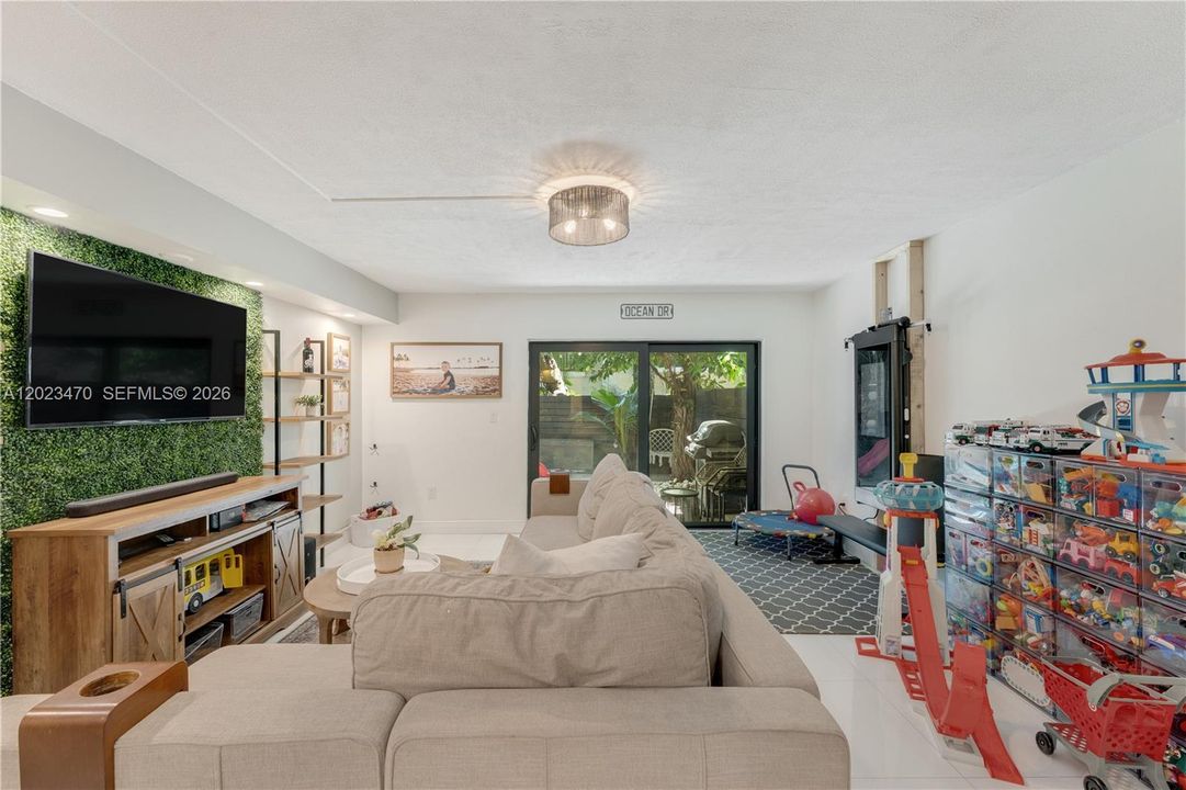 For Sale: $699,000 (2 beds, 2 baths, 876 Square Feet)