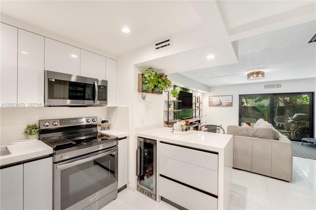 For Sale: $699,000 (2 beds, 2 baths, 876 Square Feet)