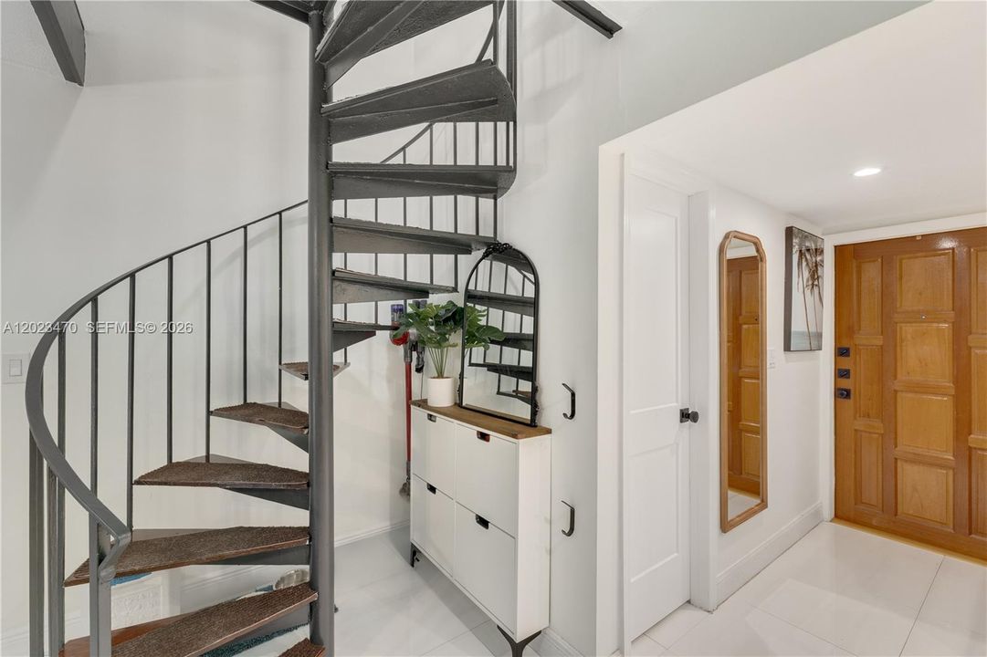 For Sale: $699,000 (2 beds, 2 baths, 876 Square Feet)