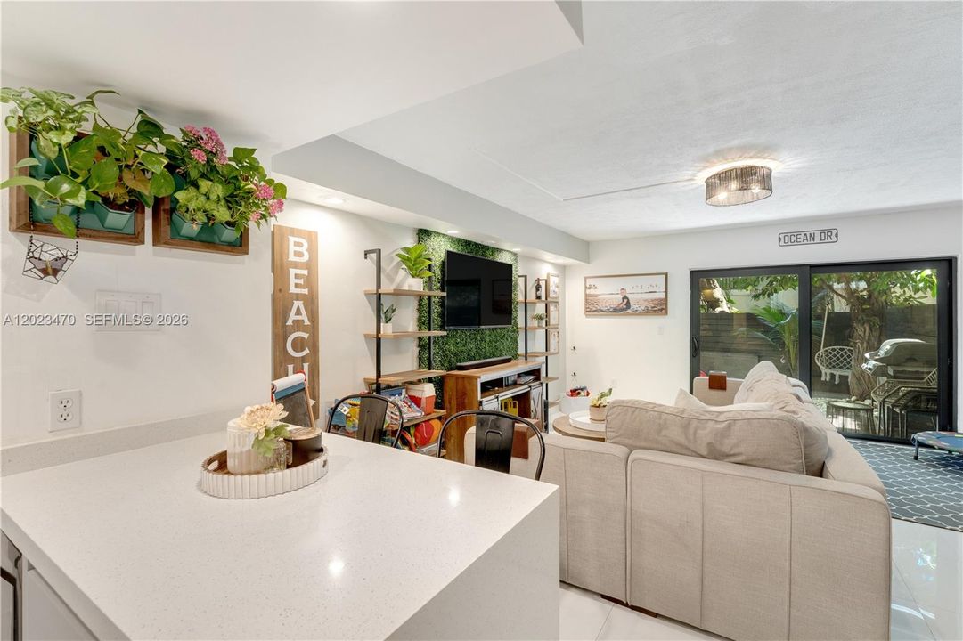 For Sale: $699,000 (2 beds, 2 baths, 876 Square Feet)