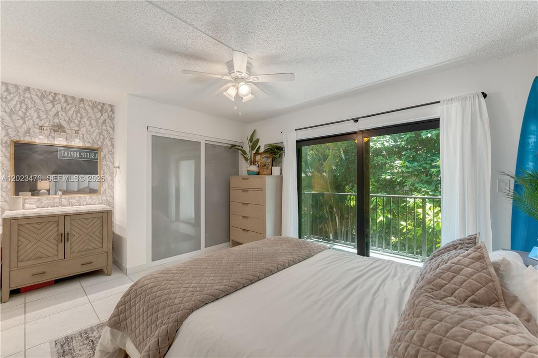 For Sale: $699,000 (2 beds, 2 baths, 876 Square Feet)