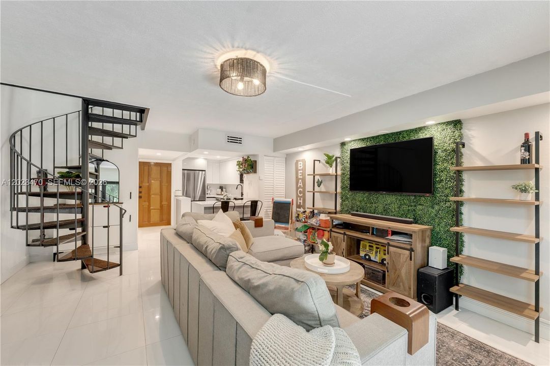 For Sale: $699,000 (2 beds, 2 baths, 876 Square Feet)