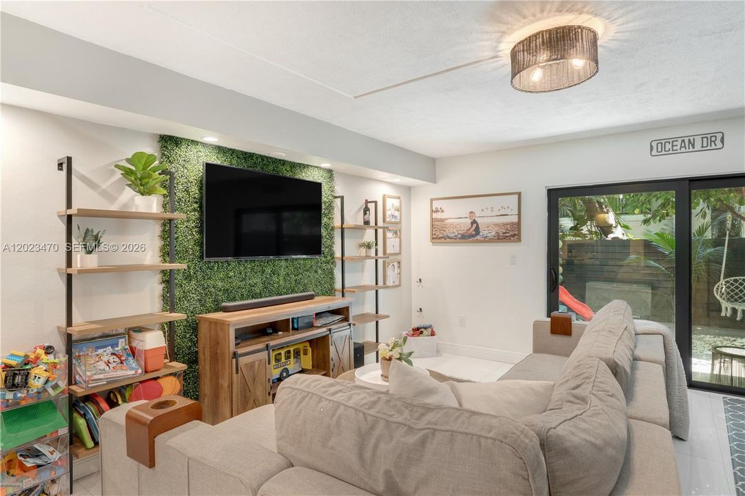 For Sale: $699,000 (2 beds, 2 baths, 876 Square Feet)