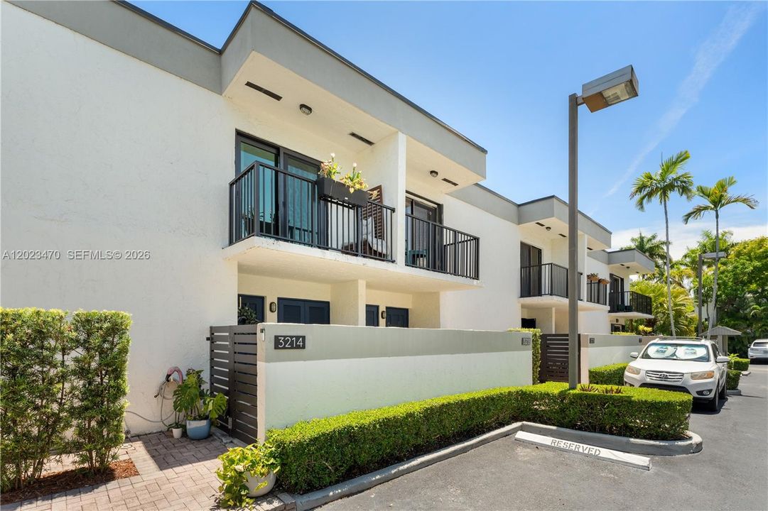 For Sale: $699,000 (2 beds, 2 baths, 876 Square Feet)