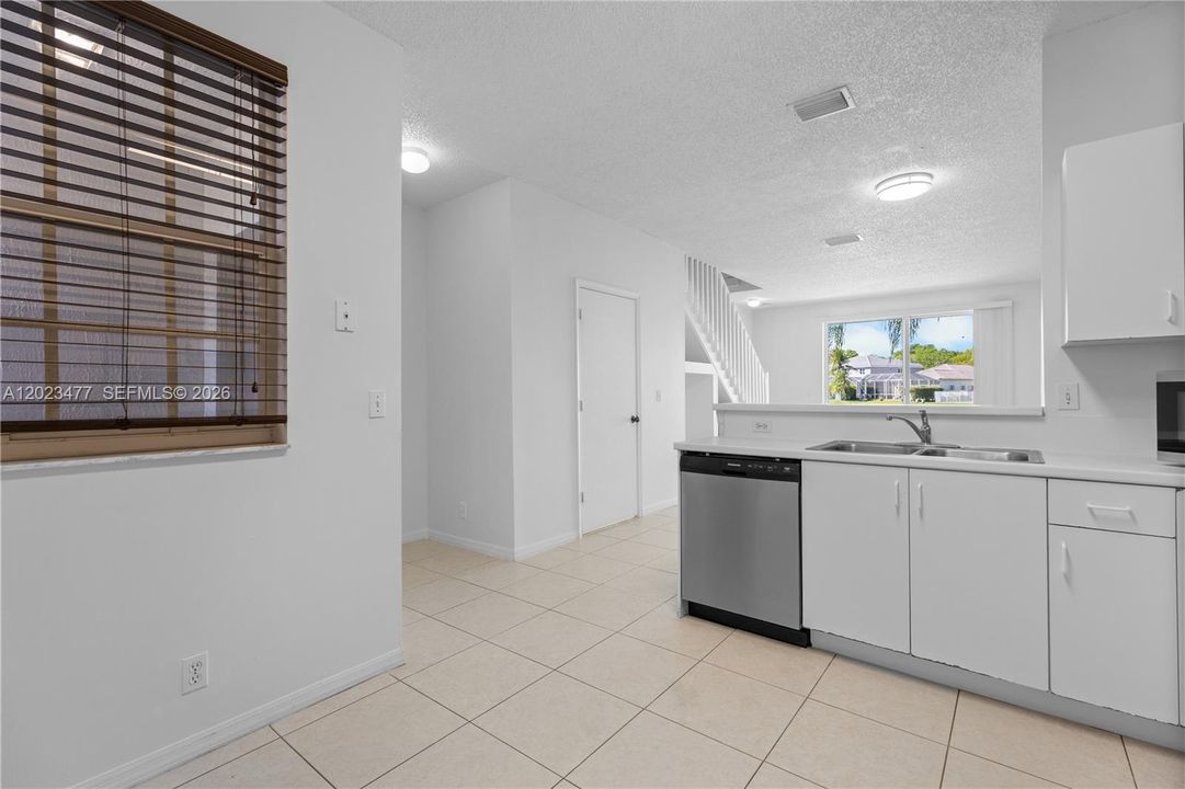 For Sale: $449,000 (2 beds, 2 baths, 1131 Square Feet)