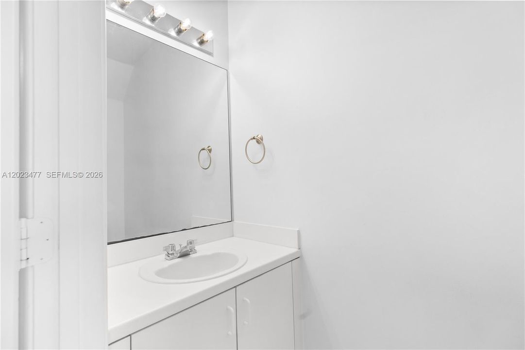 For Sale: $449,000 (2 beds, 2 baths, 1131 Square Feet)