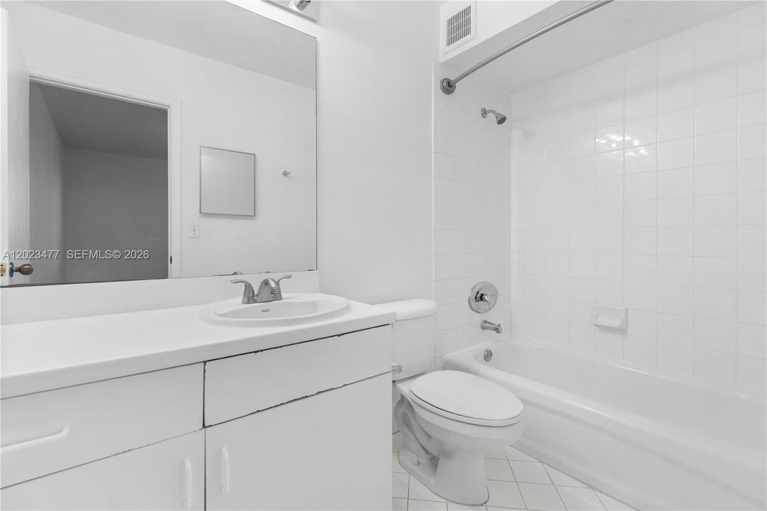 For Sale: $449,000 (2 beds, 2 baths, 1131 Square Feet)
