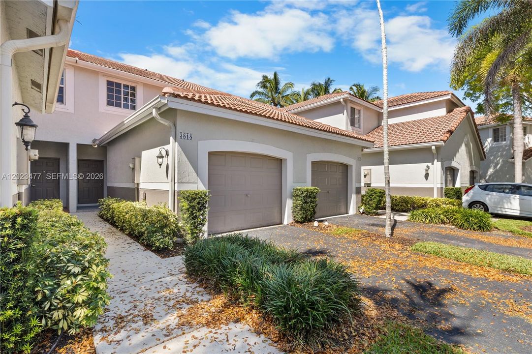 For Sale: $449,000 (2 beds, 2 baths, 1131 Square Feet)