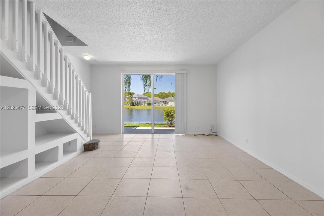 For Sale: $449,000 (2 beds, 2 baths, 1131 Square Feet)