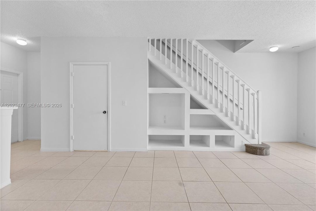 For Sale: $449,000 (2 beds, 2 baths, 1131 Square Feet)