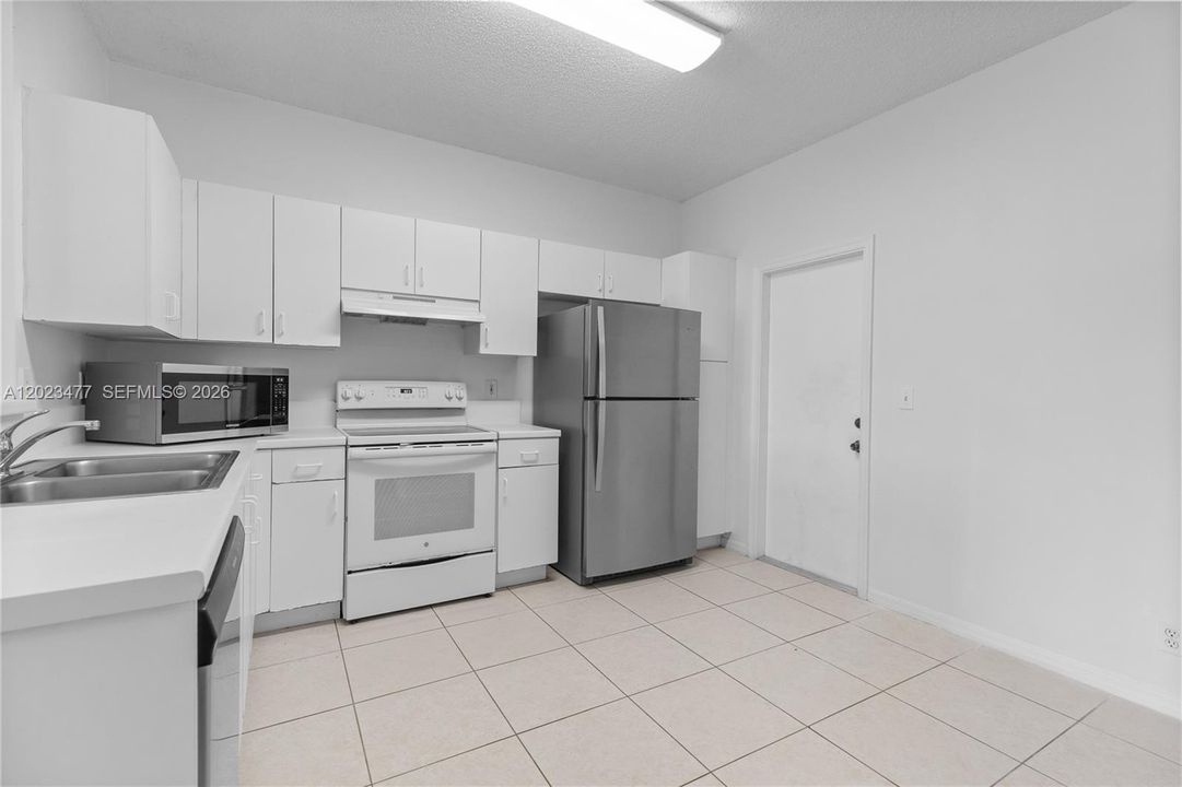 For Sale: $449,000 (2 beds, 2 baths, 1131 Square Feet)