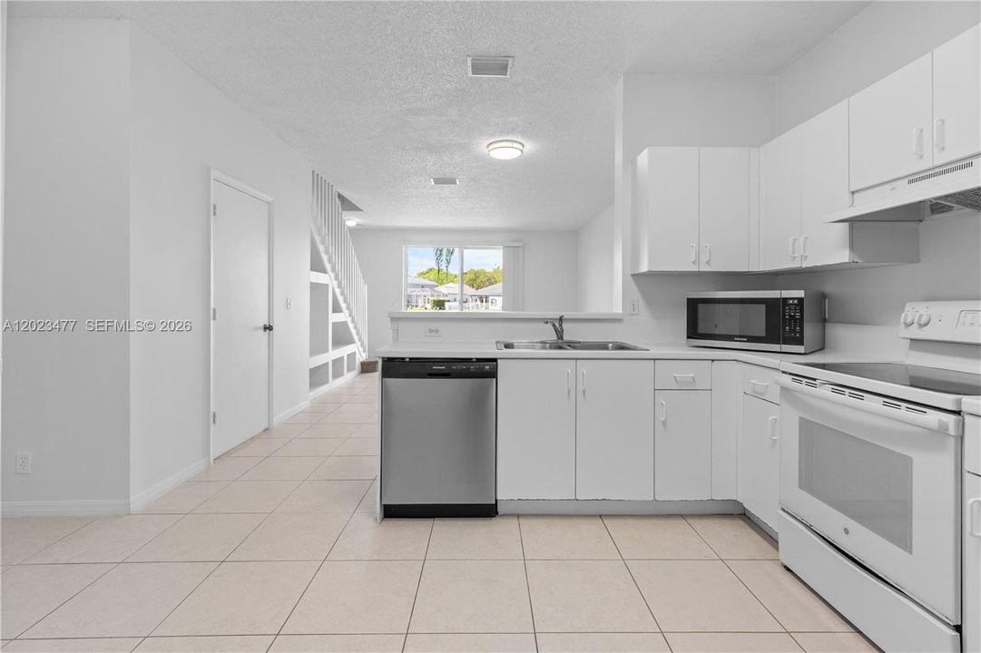For Sale: $449,000 (2 beds, 2 baths, 1131 Square Feet)